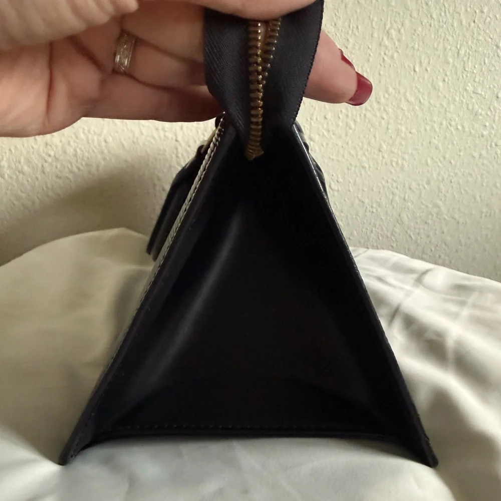 louis vuitton epi sac triangle. - Picture 12 of 13